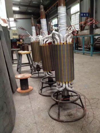 משני מתח תלת פאזיים גדולים, ללא מברשות, ומייצבי מתח